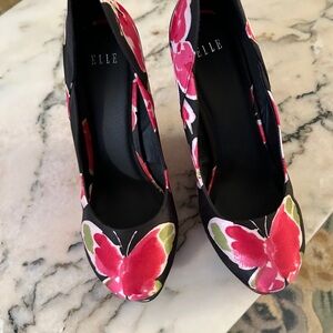 Elle NWOT beautiful Butterfly black/pink 5.5” wedges